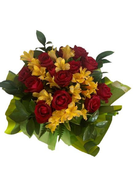 Buquê de 12 Rosas vermelhas nacionais, astromélias e ruscus. -