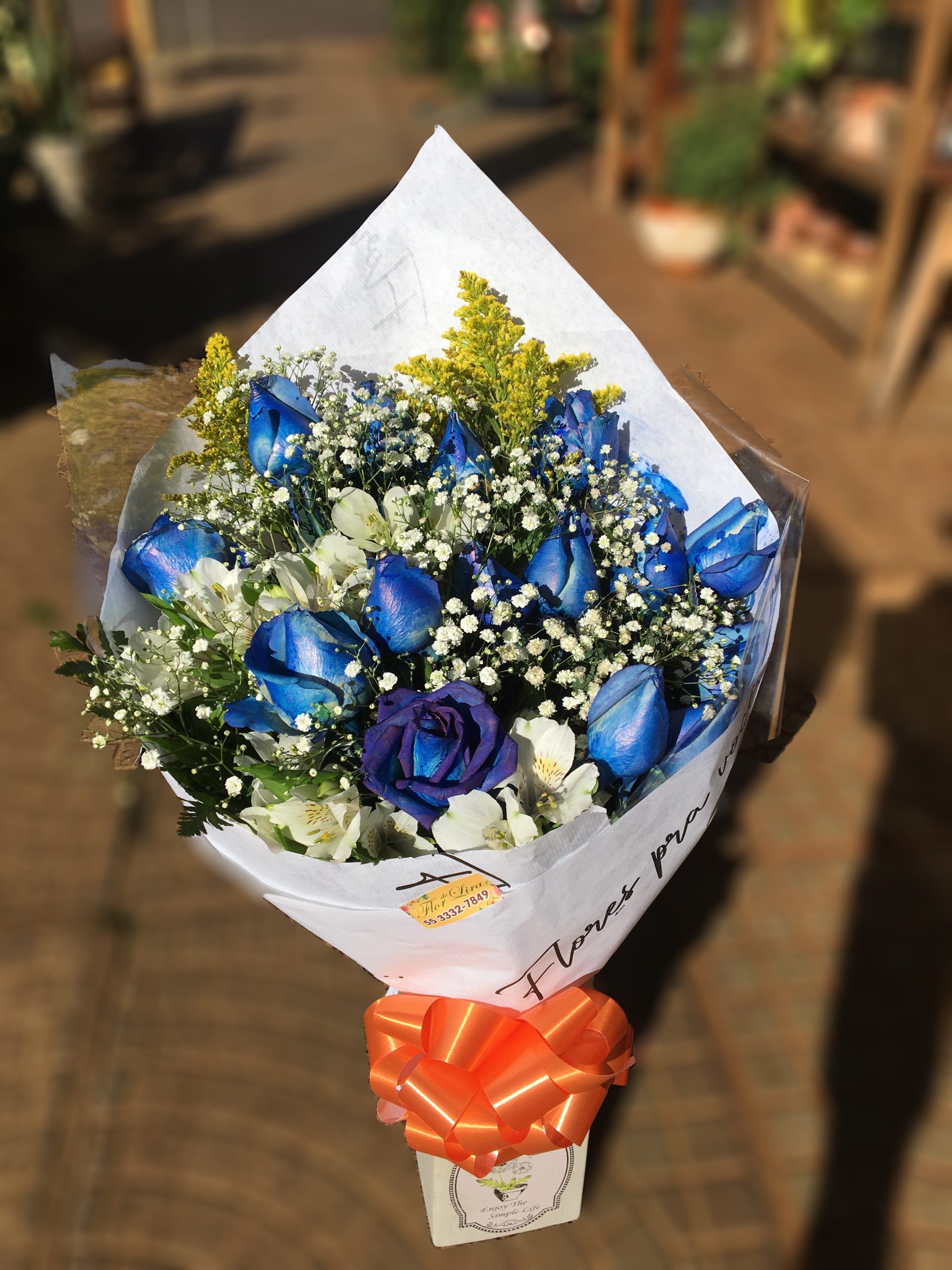 Buquê com 12 Rosas Azuis e Astromélia - Flor de Lira - ijuí
